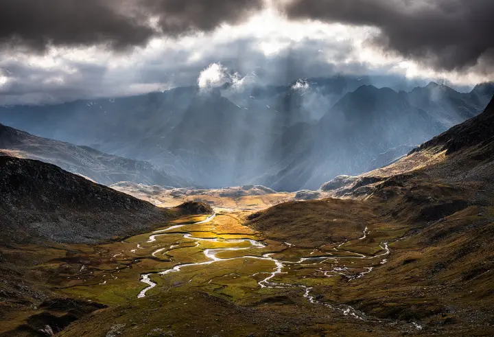 Light and shadow in the name of the Lord